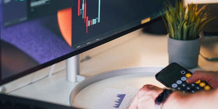 A downward trend graph illustrating the crypto market’s 2% decline among trading charts.