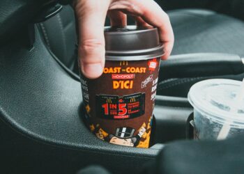 Graphic depicting XRP holders accessing DeFi platforms through Flare and Xaman integration.