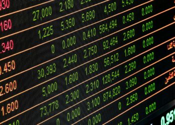 A Binance trading dashboard showing declining margin pairs and liquidity metrics.