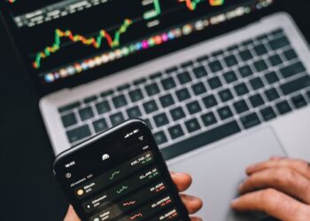 A graph showing Binance stablecoin reserves declining 18.6% over time.