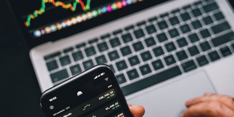 A graph showing Binance stablecoin reserves declining 18.6% over time.