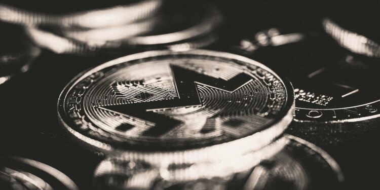 Graph depicting cryptocurrency transactions with logos of Coinbase and Blockstream.