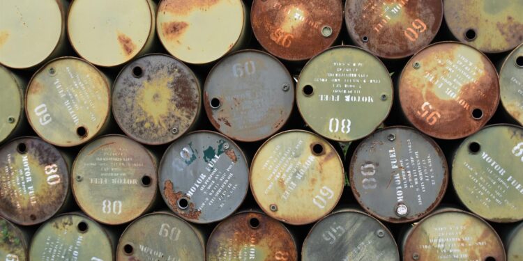 Oil market charts with a rising trend and images of oil barrels amid geopolitical conflict.