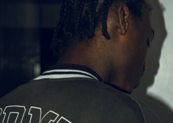 Alibaba logo alongside MetaComp graphics, highlighting stablecoin investment news.