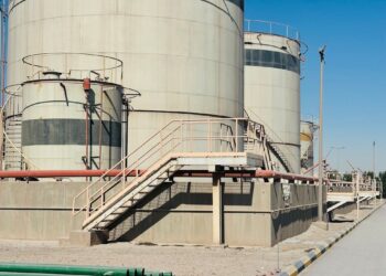 Oil pipeline infrastructure in Saudi Arabia, symbolizing energy resilience amid geopolitical tensions.