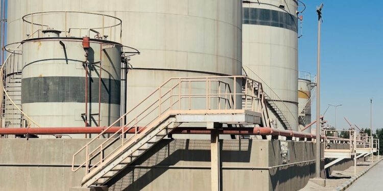 Oil pipeline infrastructure in Saudi Arabia, symbolizing energy resilience amid geopolitical tensions.