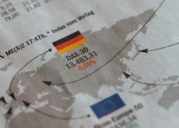 A graph illustrating Aave's 4.3% decline within the CoinDesk 20 Index.