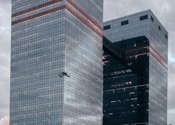 Federal Reserve building with banners indicating interest rate decision amid economic uncertainty.