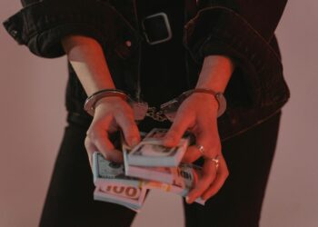 Sam Bankman-Fried in court, facing prosecution over cryptocurrency fraud charges.