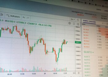 Bitcoin and Ethereum graphs fluctuating, highlighting market uncertainty amid steady interest rates.