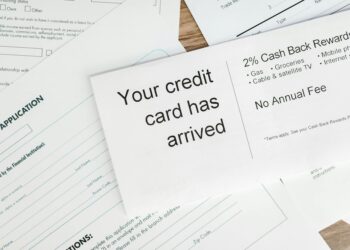 Banking officials discuss regulatory concerns over Kraken's Fed master account approval.