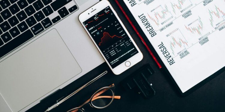 Trading chart showing Nasdaq-100 with binary options highlighted in financial graphs.