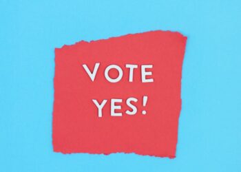 Graphic showing voting results, with "Yes" at 52.6% for Aave proposal in crypto finance.