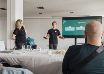 Anthony Scaramucci and Michael Saylor discussing Bitcoin yield strategies at a conference.