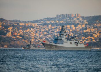 US Navy destroyer positioned near the Strait of Hormuz amid heightened geopolitical tensions.