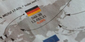 Graphs showing declining global growth rates alongside financial news headlines.