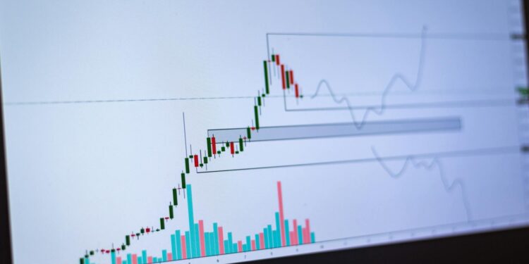 Graphic showing a declining cryptocurrency chart with Solana logo and red warning signs.