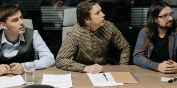 Ripple and Kyobo Life representatives discuss blockchain bond project at a conference table.