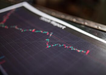 A graph showing Robinhood's declining crypto revenue alongside financial metrics.